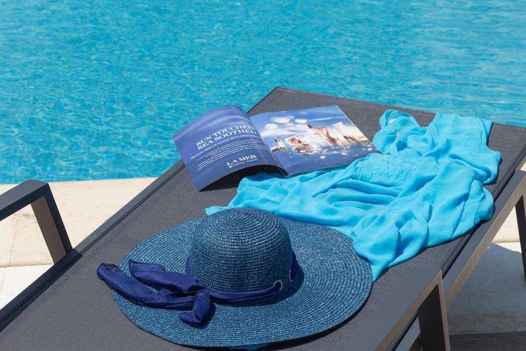 27130 - MYTHIC HOTEL