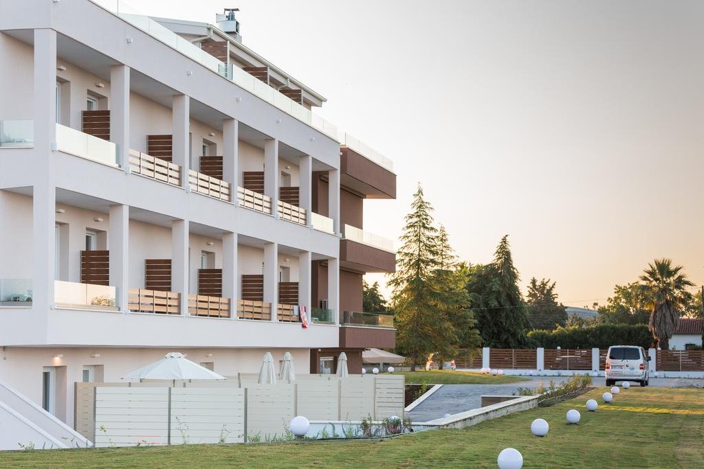 27130 - MYTHIC HOTEL