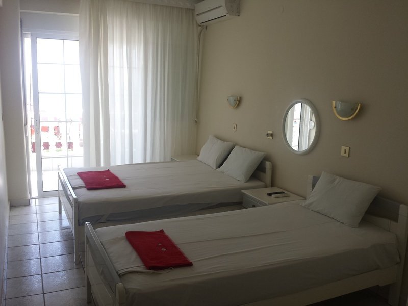 POLIZOPOULOS ROOMS TO LET